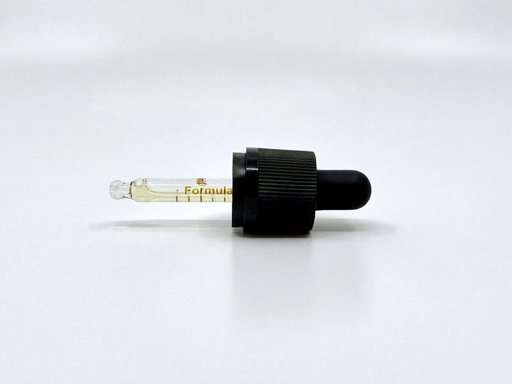 Pipette til vaniljeolie, hvid baggrund