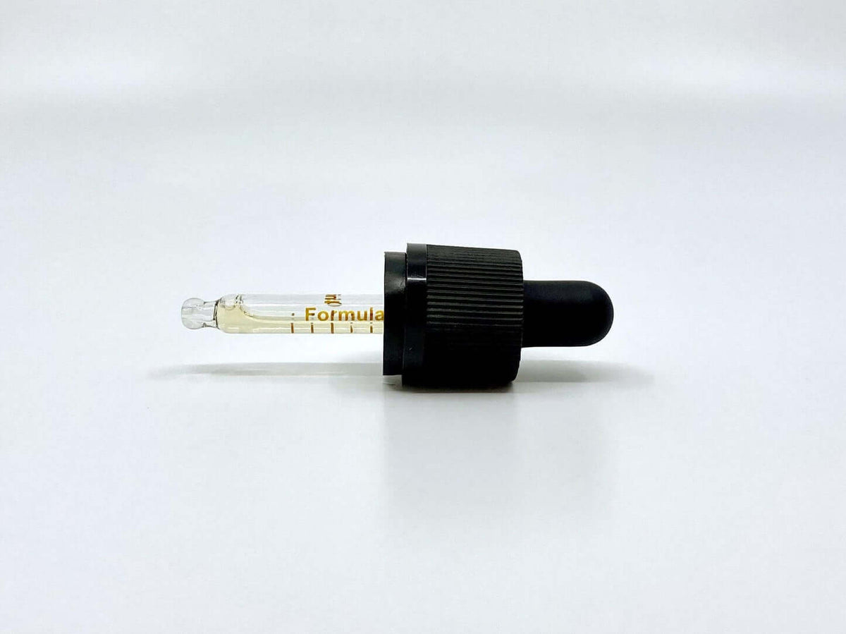 Pipette til vaniljeolie, hvid baggrund